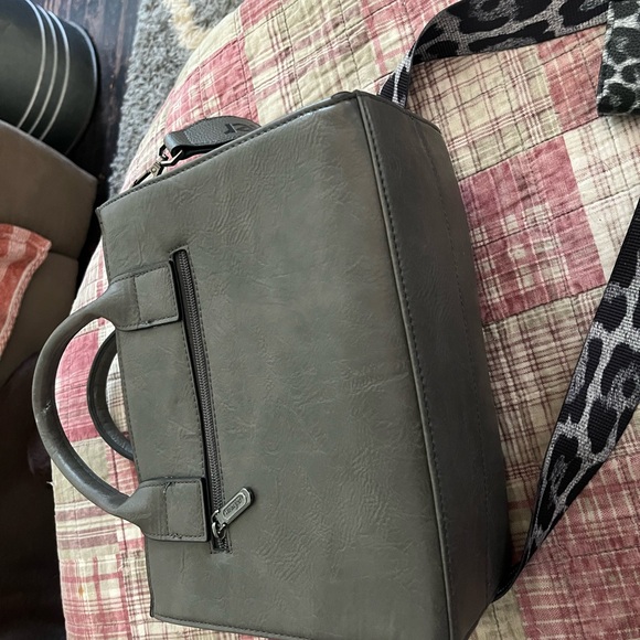 Wrangler Leopard Print Crossbody Bag in Black and Gray - Picture 6 of 6